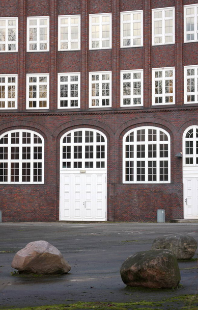 Architectonische hoogtepunten van Hamburg: Emil-Krause-grammatica school- deze foto is genomen in december 2014. - Foto, afbeelding