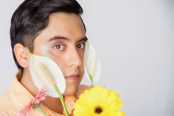 A Queer Masculinity, man with flowers - Foto, afbeelding