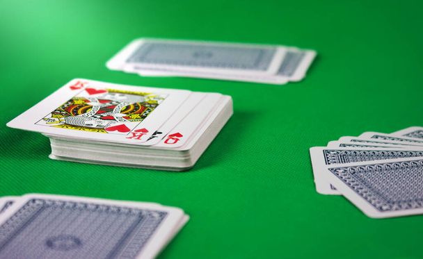 A kártyajáték minden olyan játék, amelyben a kártyajáték a játék lényeges része. Számtalan kártyajáték létezik, beleértve a rokon játékok családjait, számos (regionális) variációval.. - Fotó, kép