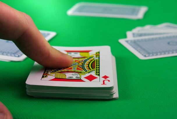 Карткова гра це будь-яка гра, в якій гральні карти є основною частиною гри. Існує безліч карткових ігор, включаючи сім'ї пов'язаних ігор, з численними (регіональними) варіаціями
. - Фото, зображення