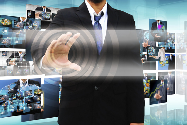 Empresario sosteniendo una interfaz de pantalla táctil
 - Foto, imagen