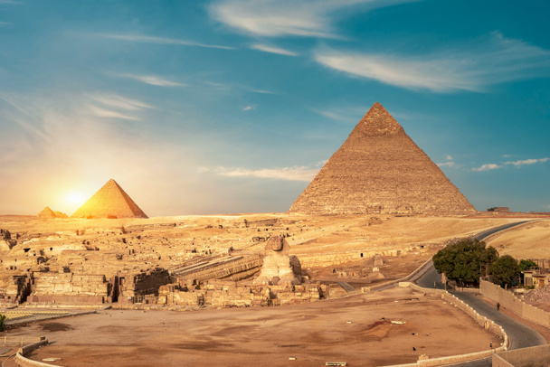 Bella serata di sole a Giza con vista sulle piramidi e la sfinge - Foto, immagini