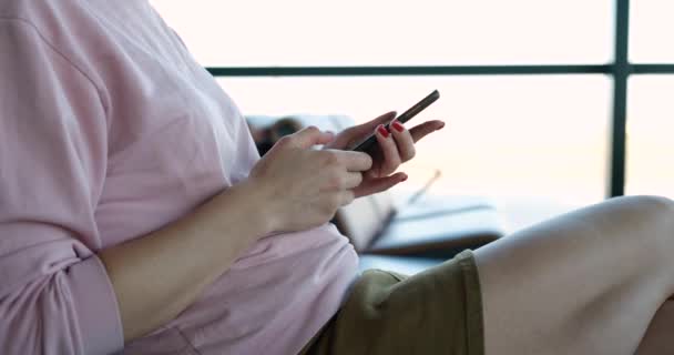 Жінка рука використовує смартфон на фоні кімнати очікування в міжнародному аеропорту або вокзалі. Мобільний додаток для мандрівників і туристів концепція
 - Кадри, відео