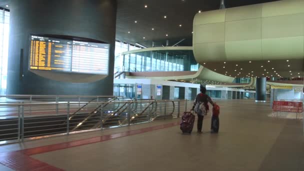 Passagier läuft am Terminal - Filmmaterial, Video