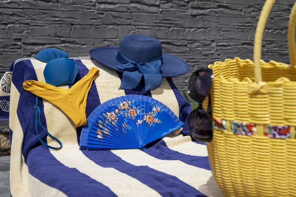 Strand accessoires, zwembad accessoires in de tuin thuis op een s - Foto, afbeelding