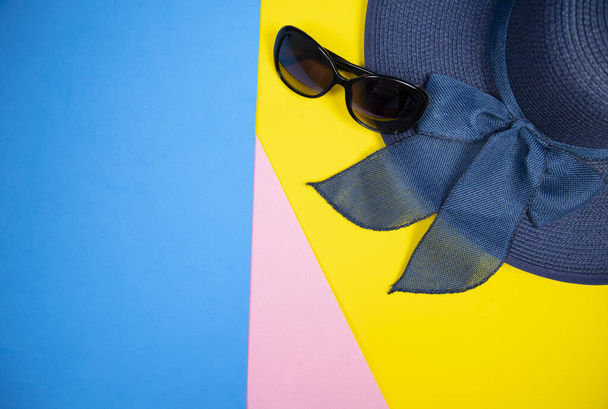 Аксессуары для пляжа на желтом, розовом и пастельно-голубом фоне - ч - Фото, изображение