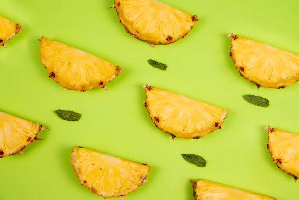 ananasové plátky doprovázené mátovými listy na letní zelené ba - Fotografie, Obrázek