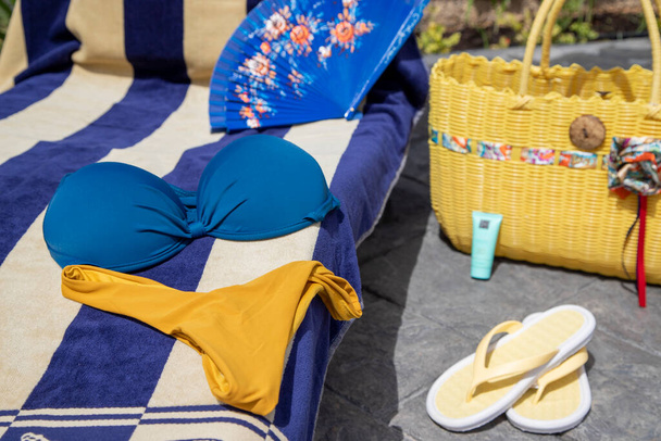 Accessoires de plage, accessoires piscine dans le jardin de la maison  - Photo, image