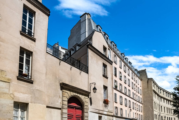 París, edificios típicos en el Marais, rue Carlomagno, en el centro de la capital francesa - Foto, imagen