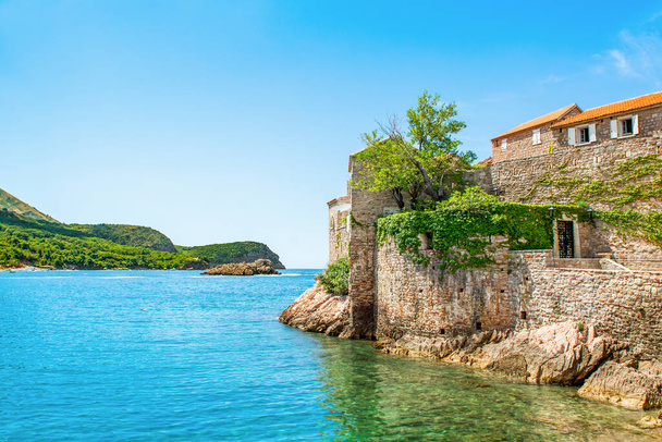 Schöne Sommerlandschaft der Adriaküste an der Budva Riviera mit Blick auf Sveti Stefan, Montenegro - Foto, Bild