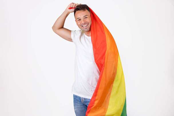 Başında gururla gülümseyen eşcinsel bir adam. Yüksek kalite fotoğraf - Fotoğraf, Görsel