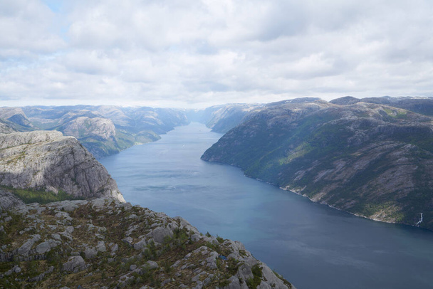 Dech beroucí krajina Preikestolen skály v Norsku s Lysefjord fjord na backgrond, v jasném letním dni. - Fotografie, Obrázek