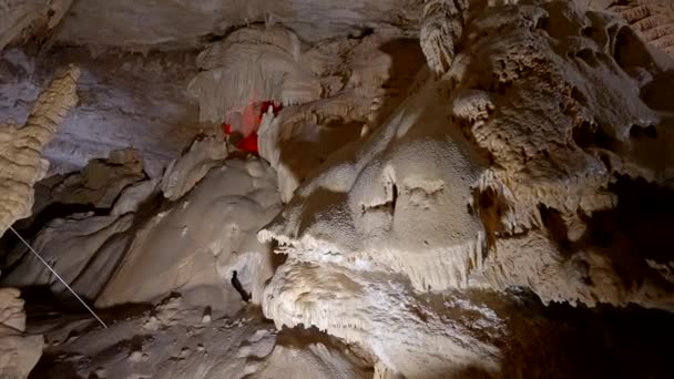 Pohled Uvnitř podzemní jeskyně. Akce. Úžasná příroda kamenných jeskyní v horách, výlety do jeskynních muzeí - Záběry, video