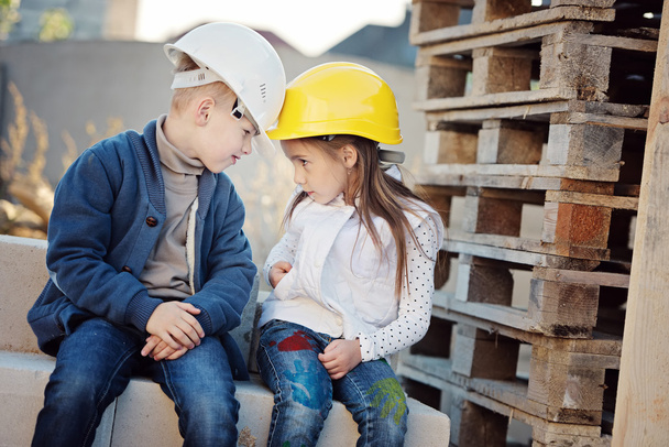 мальчик и девочка играют на строительной площадке
 - Фото, изображение