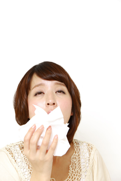 Jovem com uma alergia espirrando em tecido
 - Foto, Imagem