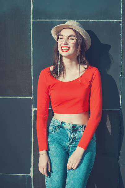 Młoda piękna dziewczyna w czerwoną bluzkę i okulary  - Zdjęcie, obraz