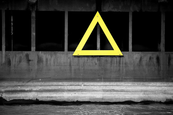 Triángulo amarillo de advertencia
 - Foto, imagen