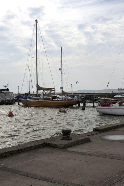 Catamaranes y yates en el puerto en el muelle
 - Foto, Imagen