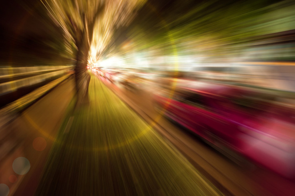 abstraktes Zoom Unschärfe der nächtlichen Szenerie Straße mit starkem Lichtschein an der Spitze - Foto, Bild