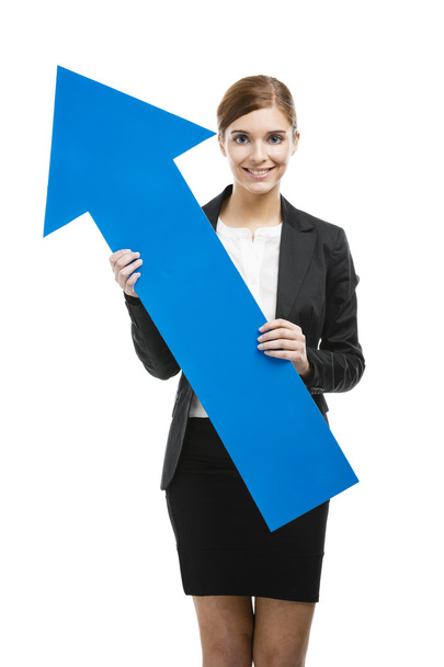 Business woman holding a blue arrow - Foto, afbeelding