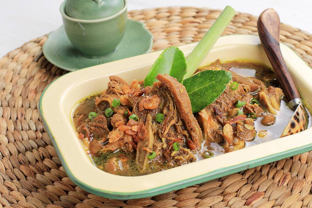 Sup Konro Buntut, Makassar típico, Sopa de costilla de ternera negra indonesia, Topping con chalota frita - Foto, Imagen