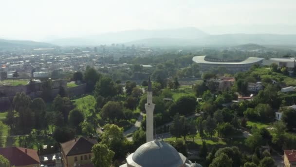 Drone video di una moschea in piedi nel centro storico dove ci sono molte strade strette e case con tetti rossi. Veduta aerea di Skopje Macedonia. Filmati 4k di alta qualità - Filmati, video