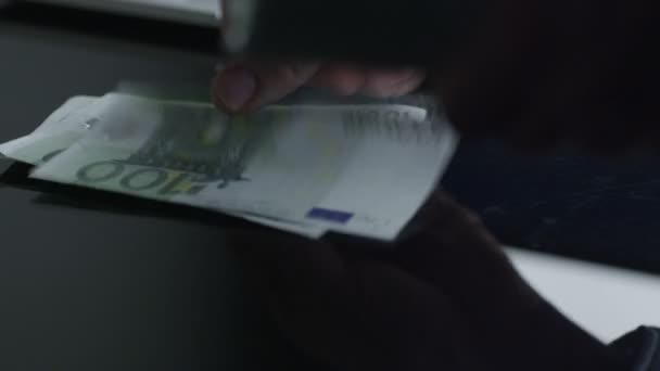 Podnikatel je počítání bankovek eura - Záběry, video