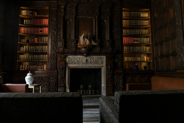antigua biblioteca con un libro - Foto, Imagen