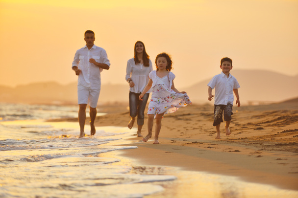 boldog fiatal család érezd jól magad a strandon naplementekor - Fotó, kép