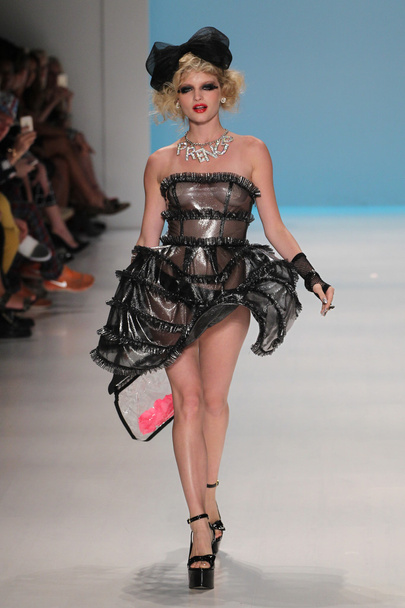 Betsey Johnson during Mercedes-Benz Fashion Week - Zdjęcie, obraz