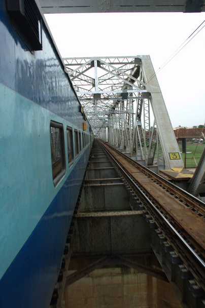 Puente para tren en movimiento - Foto, Imagen
