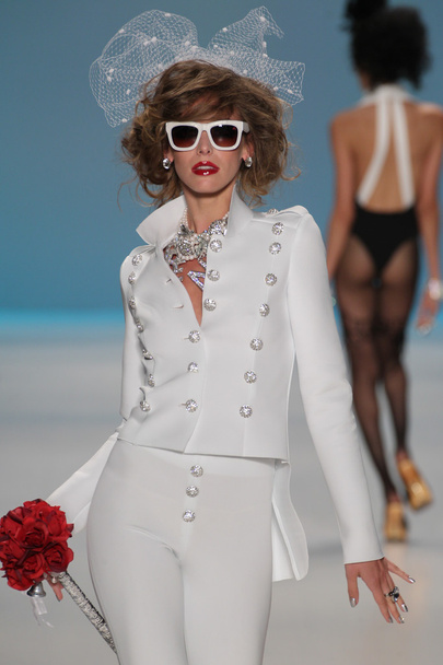 Betsey Johnson during Mercedes-Benz Fashion Week - Foto, imagen