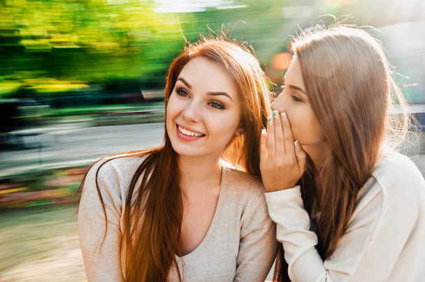 mooie jonge gelukkig vrouwen praten - Foto, afbeelding