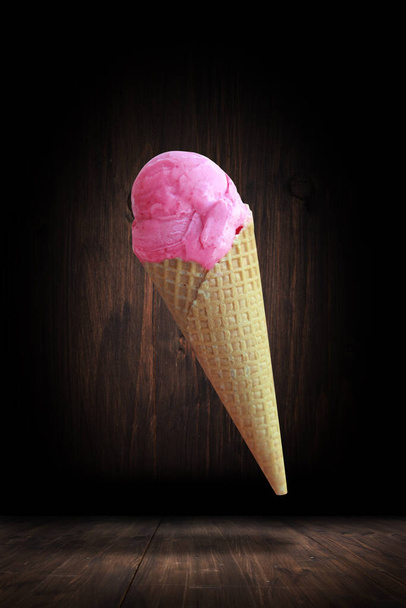 Концепция сладкого десерта Замороженный йогурт или мягкое мороженое. - Фото, изображение