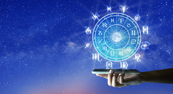 Asztrológiai zodiákus jelek belül horoszkóp kör Mobil technológia. Asztrológia, csillagok ismerete az égen a tejút és a hold felett. Zodiac internetes koncepció. - Fotó, kép