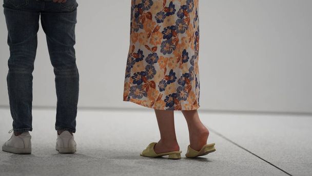 Los dos viendo exposición personas piernas ver en una galería - Foto, imagen