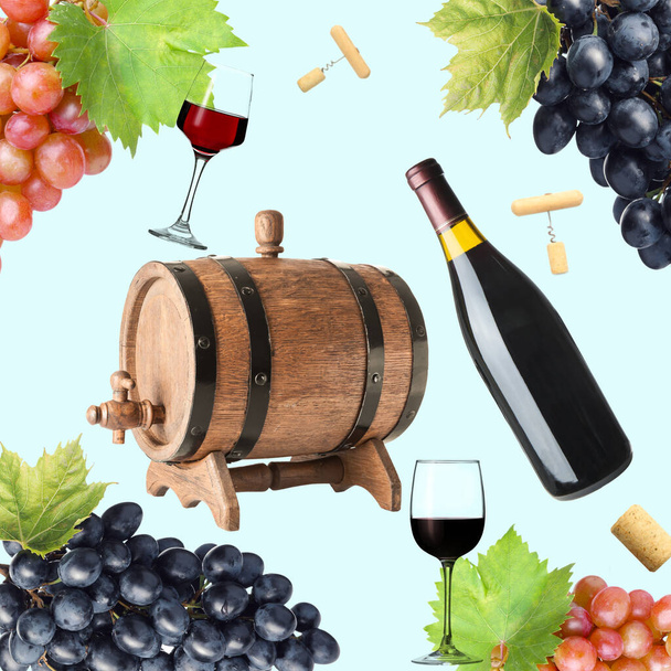 Летающая бутылка и стаканы вкусного вина со свежим виноградом, деревянной бочкой и пробками на светлом фоне - Фото, изображение