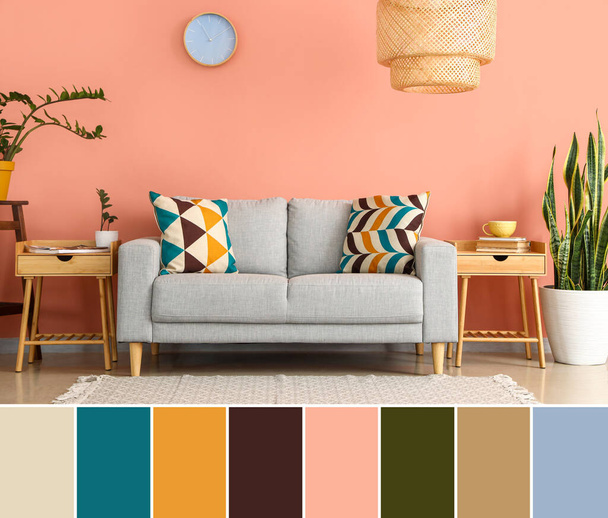 Interiér stylového obývacího pokoje s pohovkou, dřevěnými stoly a květináčem. Různé vzory barev - Fotografie, Obrázek