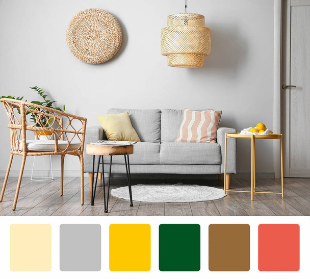 Interiér moderního obývacího pokoje s pohodlnou pohovkou, křeslem a stoly. Různé vzory barev - Fotografie, Obrázek