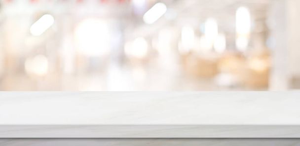 Plateau blanc vide, comptoir, bureau sur flou perspective magasin avec fond clair bokeh, table en pierre de marbre blanc, étagère et boutique floue pour la nourriture, maquette d'affichage de produits, fond de modèle, bannière, papier peint d'entreprise de détail, affiche - Photo, image