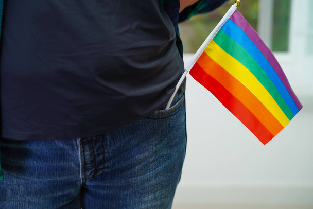 6月のLGBTプライド月間に虹の旗、 LGBTシンボルの権利とジェンダー平等を持つアジアの女性. - 写真・画像