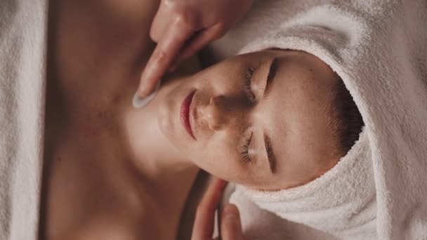 Detailní záběr šťastné ženy těší příjemnou masáž s lžícemi na krku. Hezká holka. Rf kosmetické vybavení. Čelist a krk. - Záběry, video