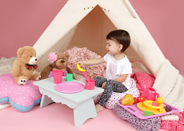 Kinderspel: Pretend voedsel, speelgoed en Tipi Tent - Foto, afbeelding