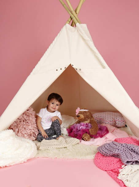 Kinderspiel: Spielzeug und Tipi-Zelt vortäuschen - Foto, Bild