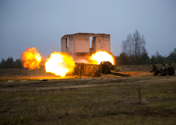 Lövés tüzérségi tűz Flash - Fotó, kép
