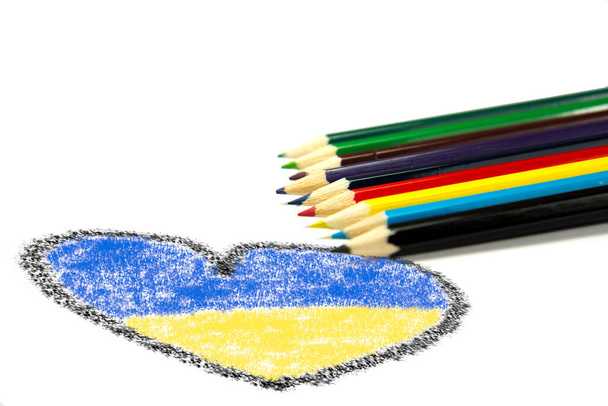 Различные красочные карандаши и флаг Украины в виде сердца - Фото, изображение