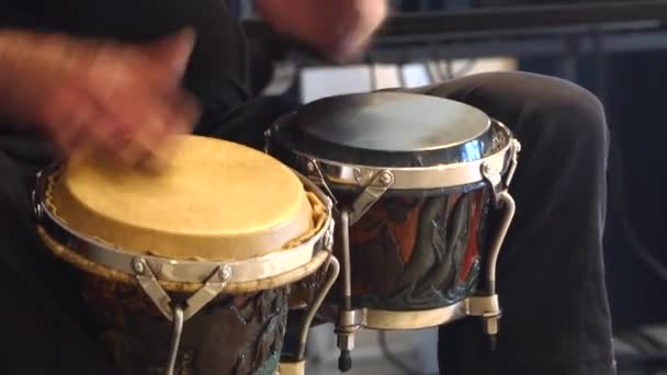 Un uomo suona la batteria bongo
.  - Filmati, video