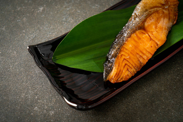 醤油で焼いたサーモンステーキを盛り付け- Japanese food style - 写真・画像