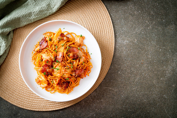 stir-fried spaghetti with kimchi and bacon - fusion food style - Foto, Bild