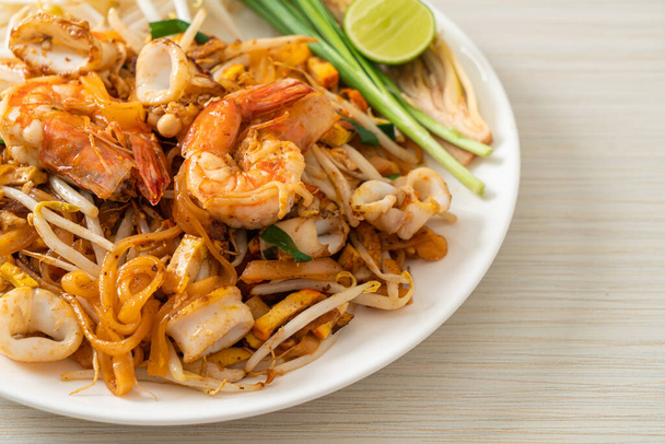 Pad Thai Seafood - Stir fried noodles with shrimps, squid or octopus and tofu in Thai style - Фото, изображение
